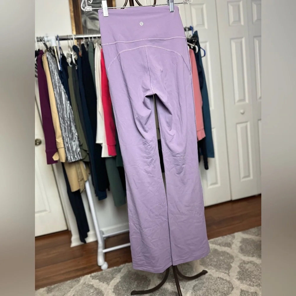 LULULEMON Groove Nulu Super-High-Rise Flared Pant
Regular SIZE 6 square dot - Picture 9 of 10